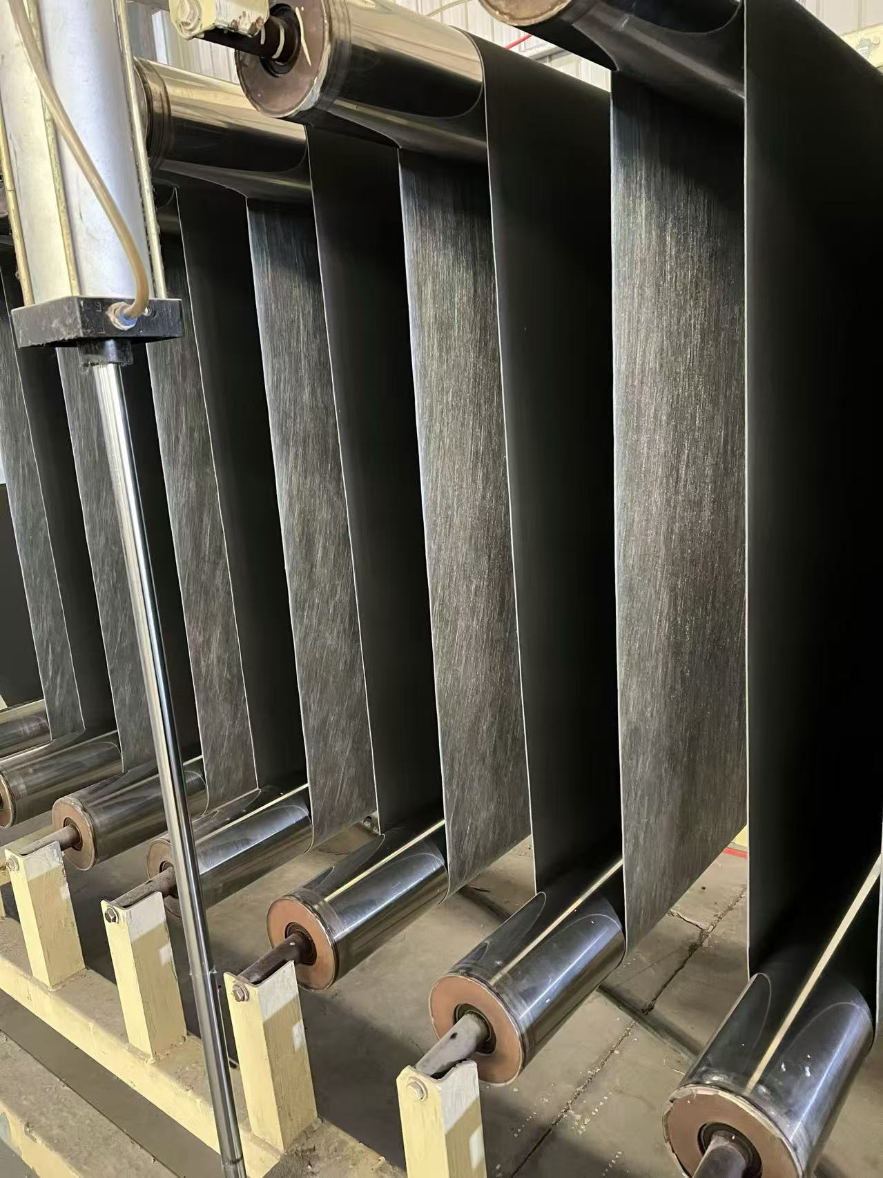 MLV soundproof membrane passing through cooling rollers